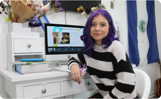 Estudiante que asiste a una clase en línea vistiendo un suéter de rayas
