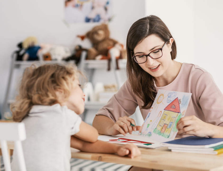 Estudiante de educación dibujando con una niña