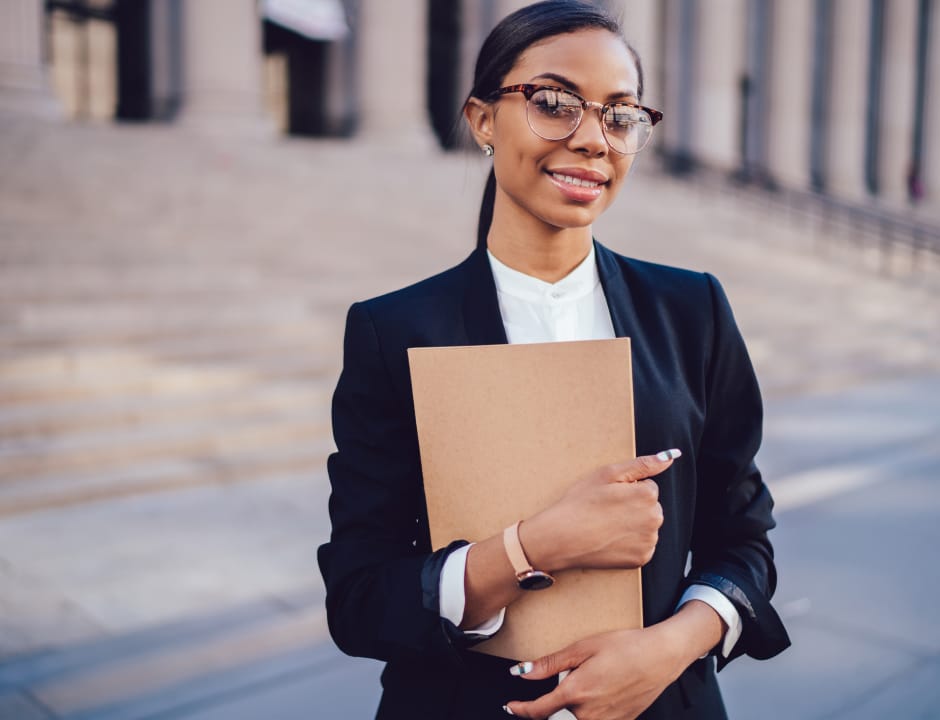 Estudiante con traje negro