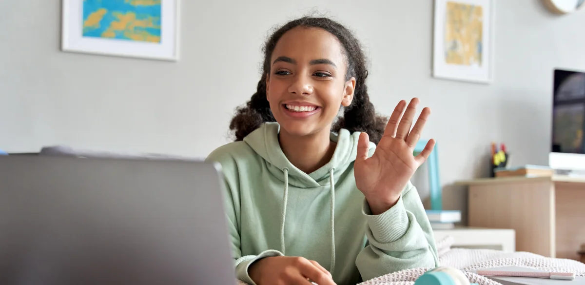 Estudiante de secundaria que renuncia a su clase online con una sudadera verde claro