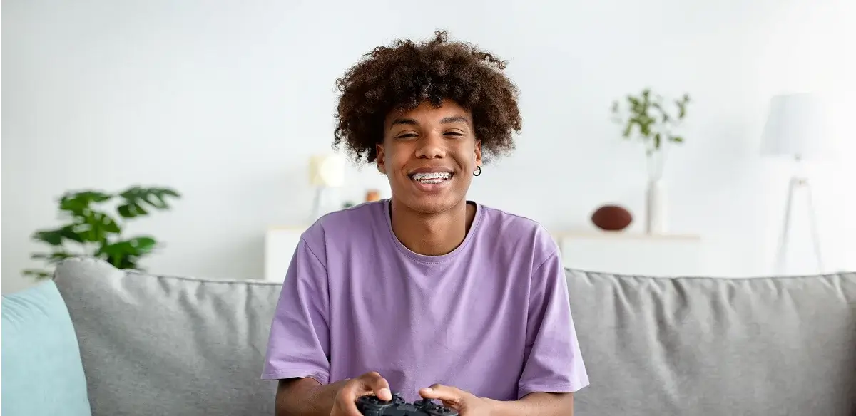 Estudiante jugando a videojuegos