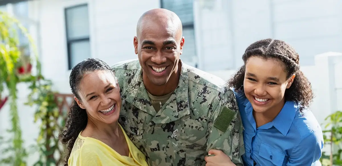Familia militar sonriente