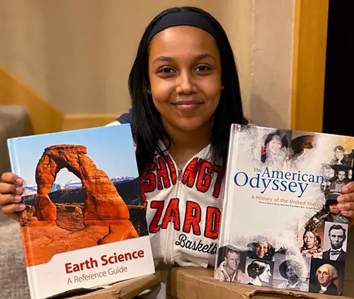Niña con libros de ciencia e historia