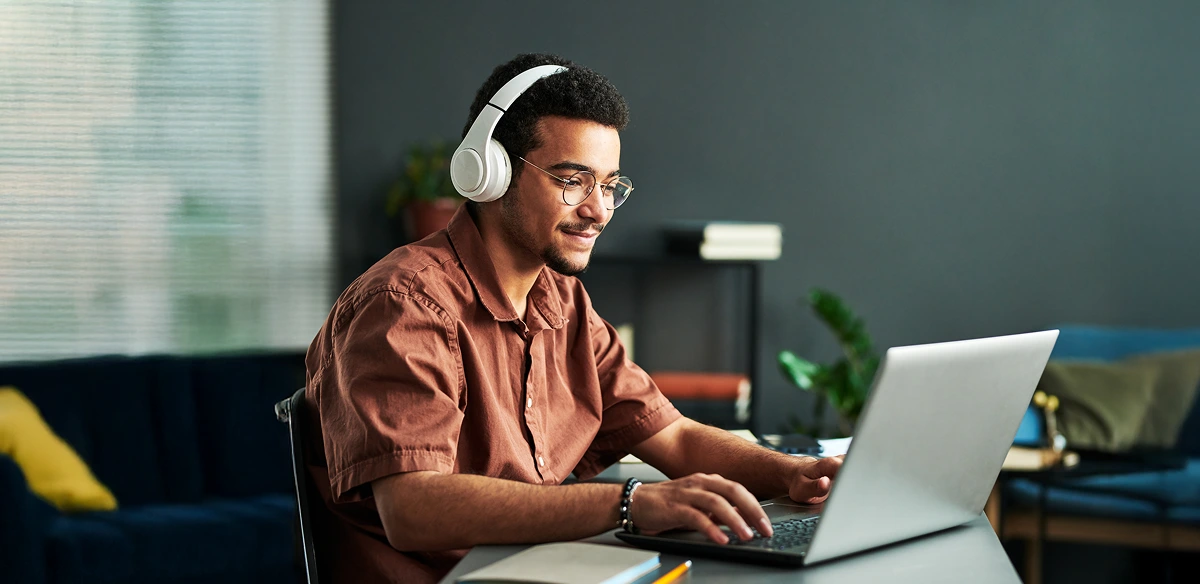 niño estudiando con auriculares